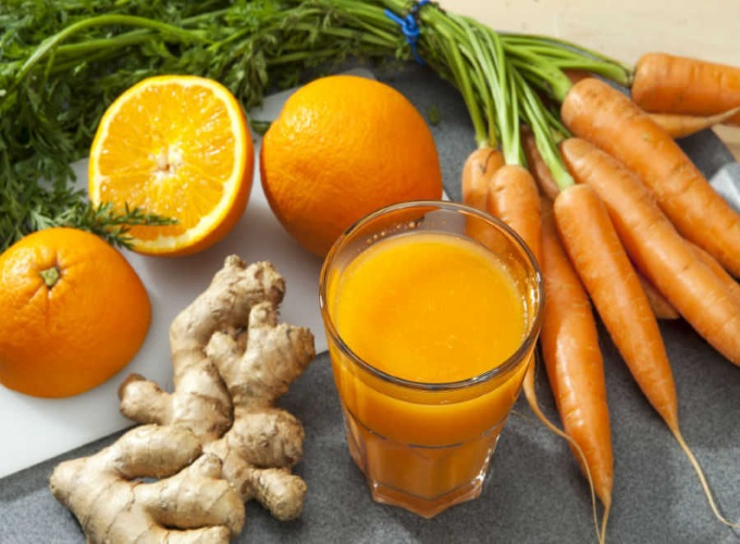 suco laranja detox com limao e cenoura e maca e gengibre e agua de coco para secar barriga