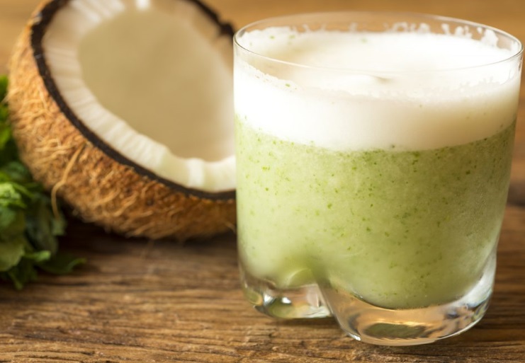 Suco de chá verde com abacaxi e água de coco